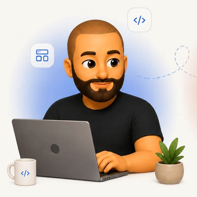 Alex, développeur de l'atelier, au travail sur son ordinateur portable.